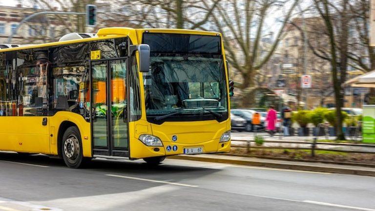 אוטובוס עירוני נוסע ברחוב - תחבורה ציבורית בקובנה