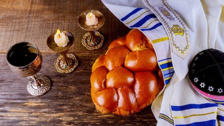 שולחן שבת עם חלות, יין ונרות - אוכל כשר בקובנה